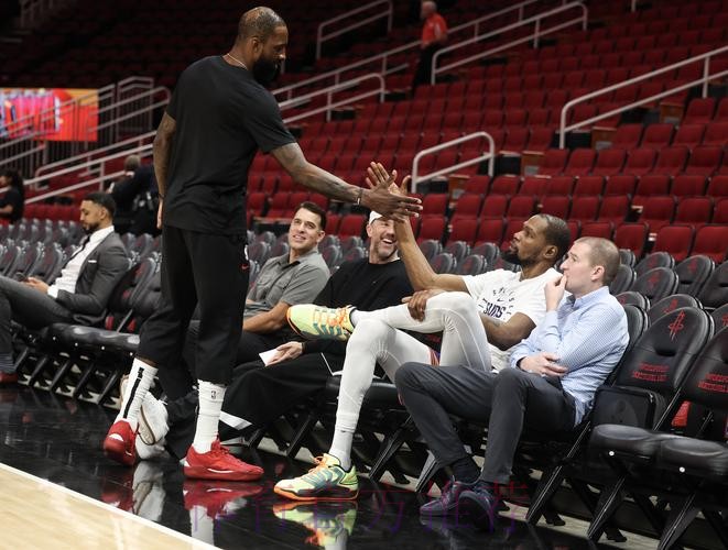 面对重重防守 杜兰特急停干拔拿下两分 面对重重防守 杜兰特急停干拔拿下两分